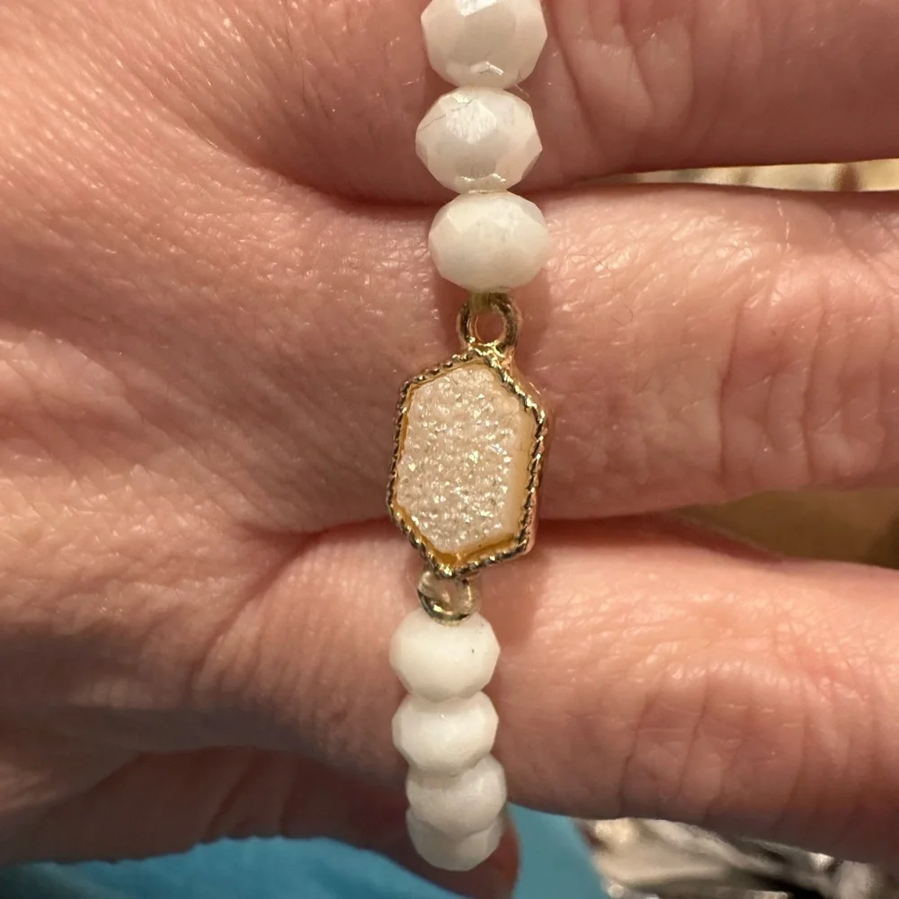 Chic White and Gold Beaded Bracelet